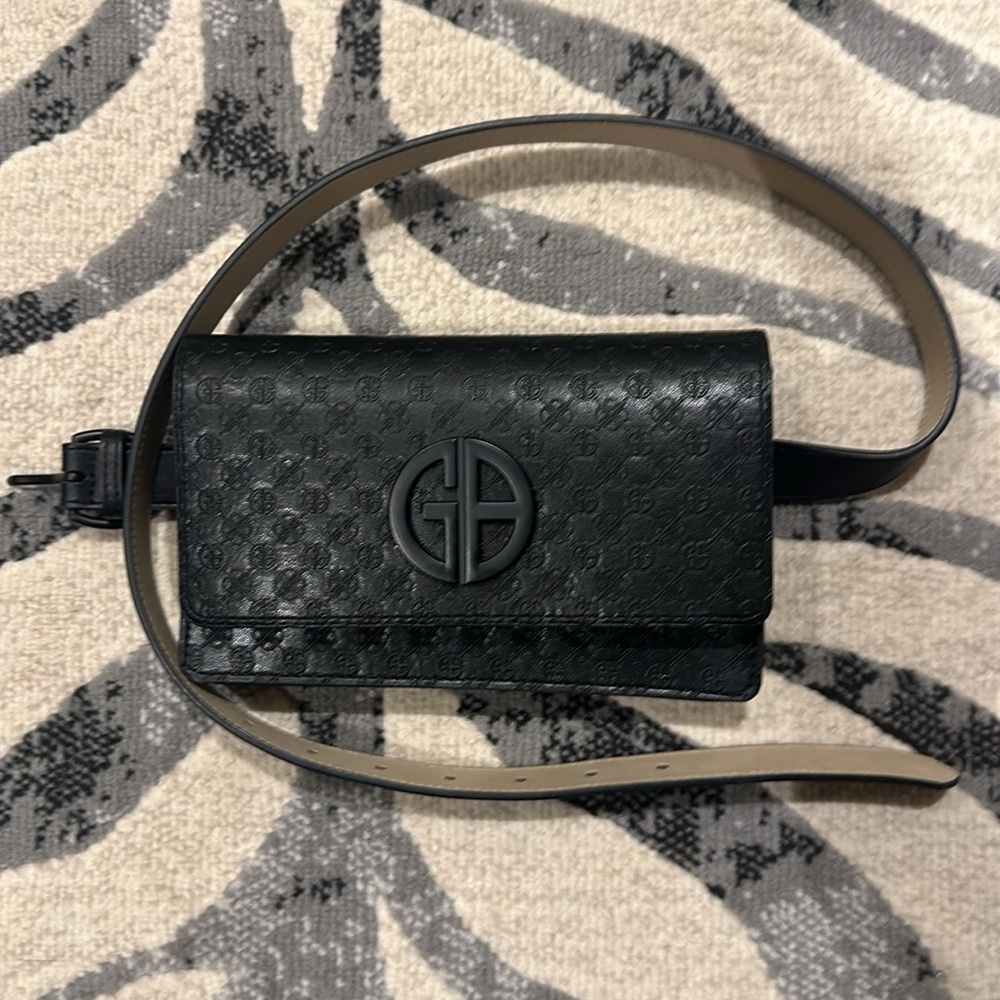 BEAUTIFUL Giani Bernini
Buckle Logo Fanny Pack. BRAND NEW
